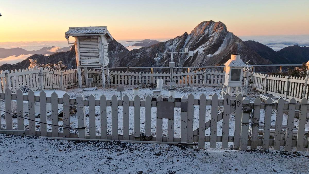 玉山凌晨降雪,早上有些許積雪。(圖/氣象署)