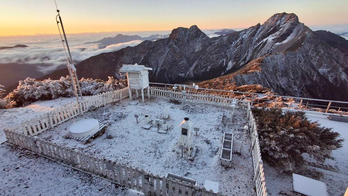 玉山凌晨降雪,早上有些許積雪。(圖/氣象署)