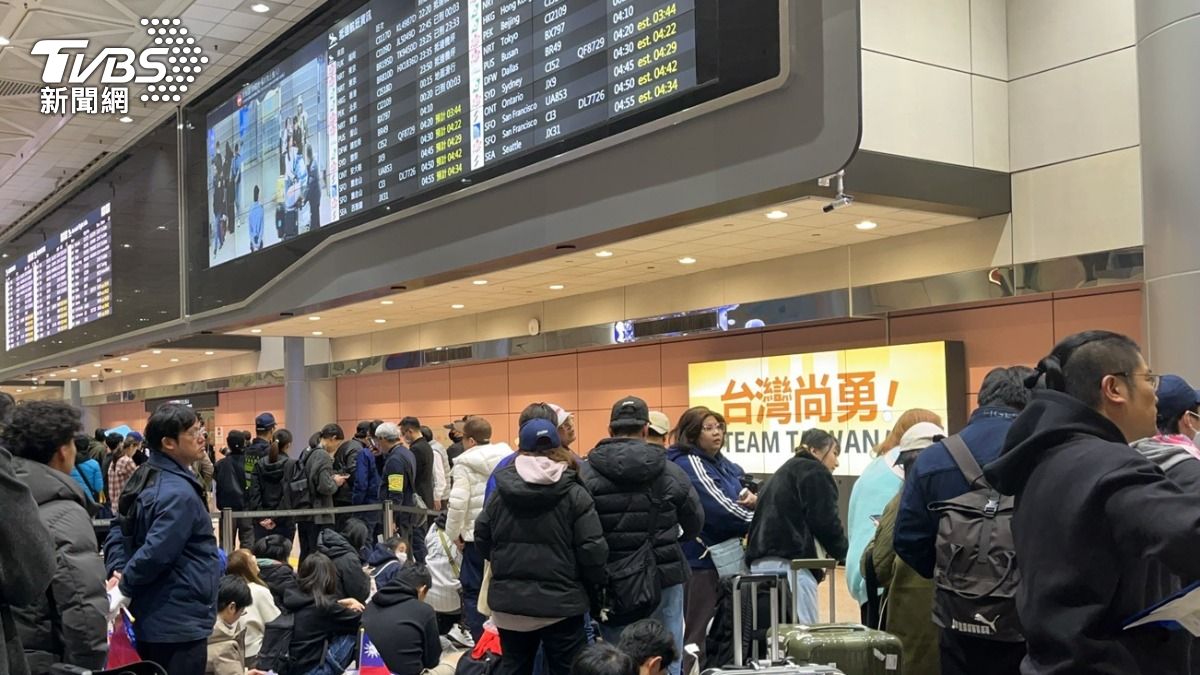 逾300位球迷不畏嚴寒抵達機場接機。(圖/TVBS)