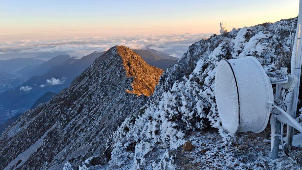 玉山凌晨下雪「零下8.9度」 冷氣團發威成銀白世界