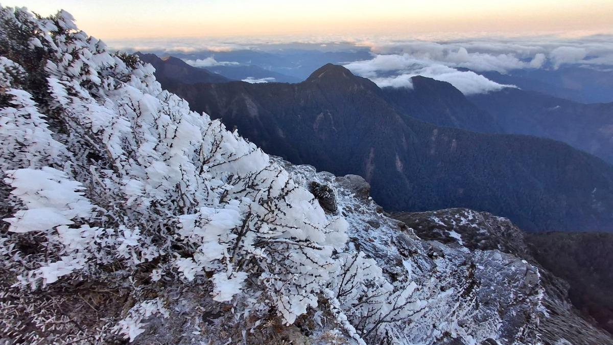 玉山凌晨降雪,早上有些許積雪。(圖/氣象署)