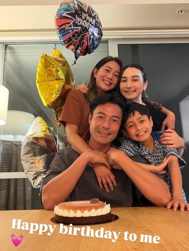 他與圈外女友陳鳳玲組成四口幸福家庭。（圖／翻攝自maxc ig）