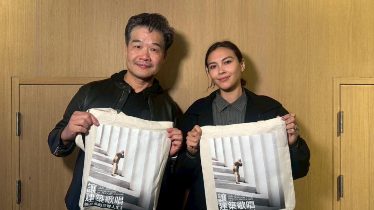 徐亞英的孫女徐麥粒(右)在活動上感謝導演楊守義的紀錄。(圖/牽猴子提供)