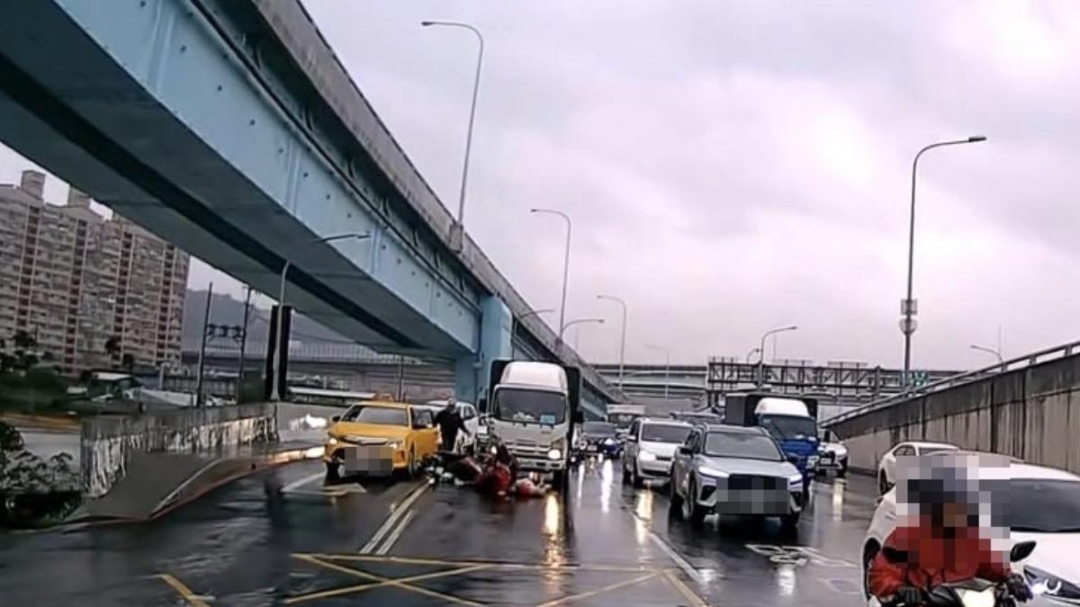五股計程車擦撞貨車 噗嚨共運將「下車沒看」再擊落騎士
