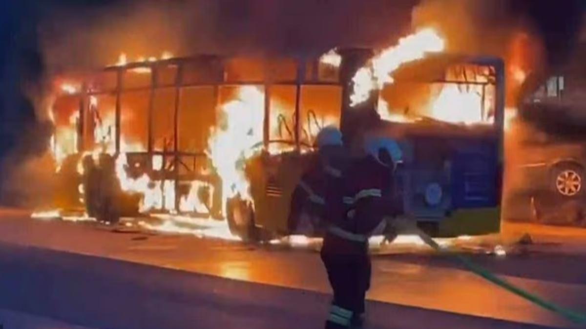 瑞士一輛公車陷入火海，有目擊者指稱有人在車內自焚。(圖／翻攝自每日郵報）