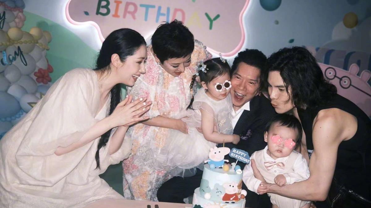 向太、向華強非常信任兒媳婦郭碧婷,有共識未來將千億遺產交由她管理。(圖/翻攝自微博)