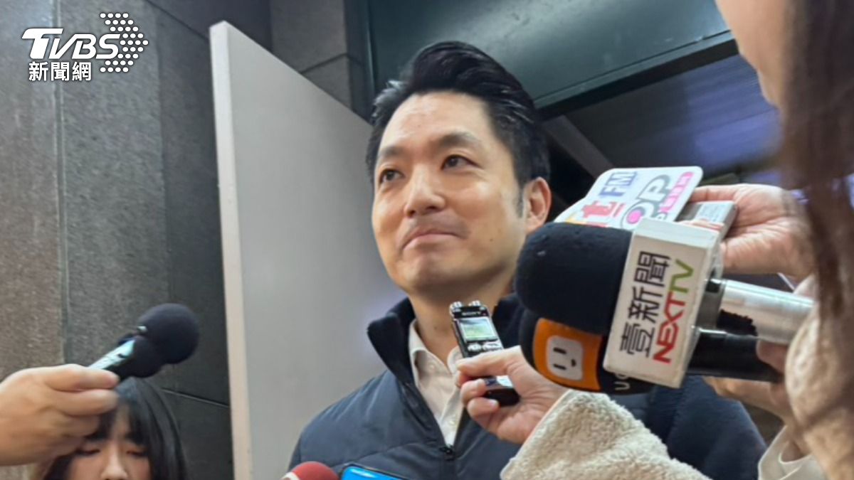 李四川今披藍袍戰新北 蔣萬安送上西裝:一定做出巨大貢獻