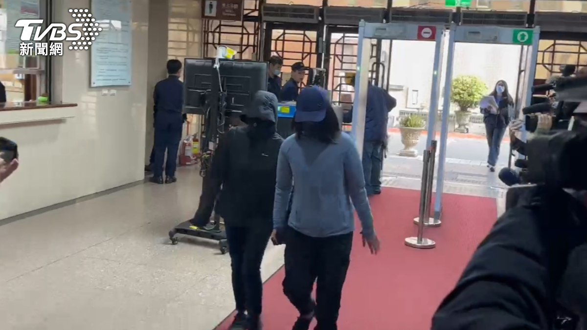 涉嫌下毒謀害男友的楊錦屏(黑衣)出庭。(圖/TVBS)
