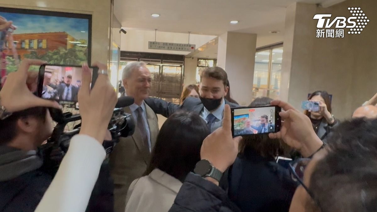 澳洲籍男子Alex攜父母、律師首到庭。(圖/潘千詩攝)