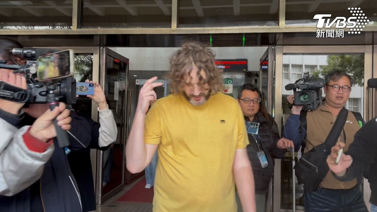 楊女英籍前夫大衛(Jarvis)的胞弟也突襲現身法院抗議。(圖/潘千詩攝)
