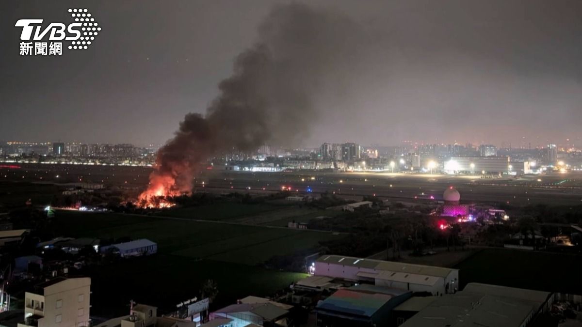 地點位於高雄小港區明聖街，整片農地陷入一片火海，滾滾黑煙不斷蔓延，大火照亮整片夜空。（圖／TVBS）
