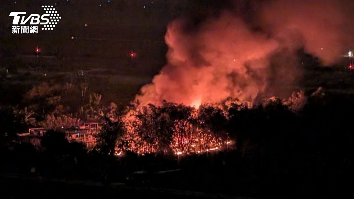 起火點緊鄰小港機場，與跑道只有一牆之隔，加上產業道路狹窄，增加救火困難。（圖／TVBS）