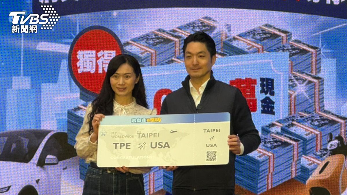 抽中美國來回機票的許小姐現身領獎。（圖／陳怡潔攝）