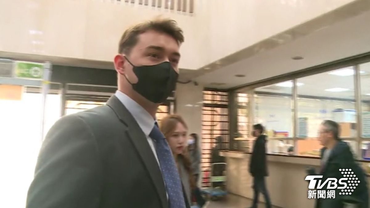 控台女下鼠藥，害中毒命危，澳洲男Alex與父母來台開庭。（圖／TVBS）
