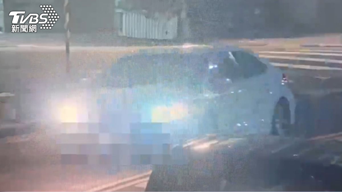 犯嫌洗劫百萬現金後，駕租賃車往宜蘭逃逸。（圖／TVBS）