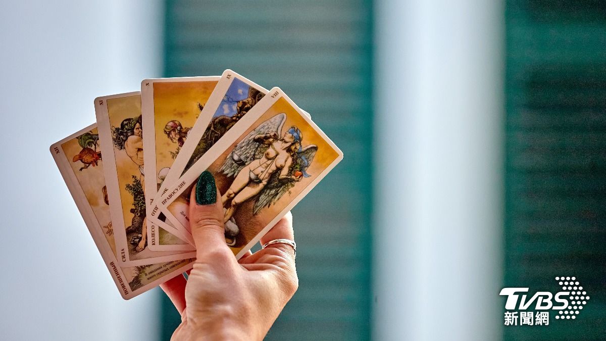 在曖昧期間不少人會選擇去算塔羅牌。(示意圖/shutterstock達志影像)