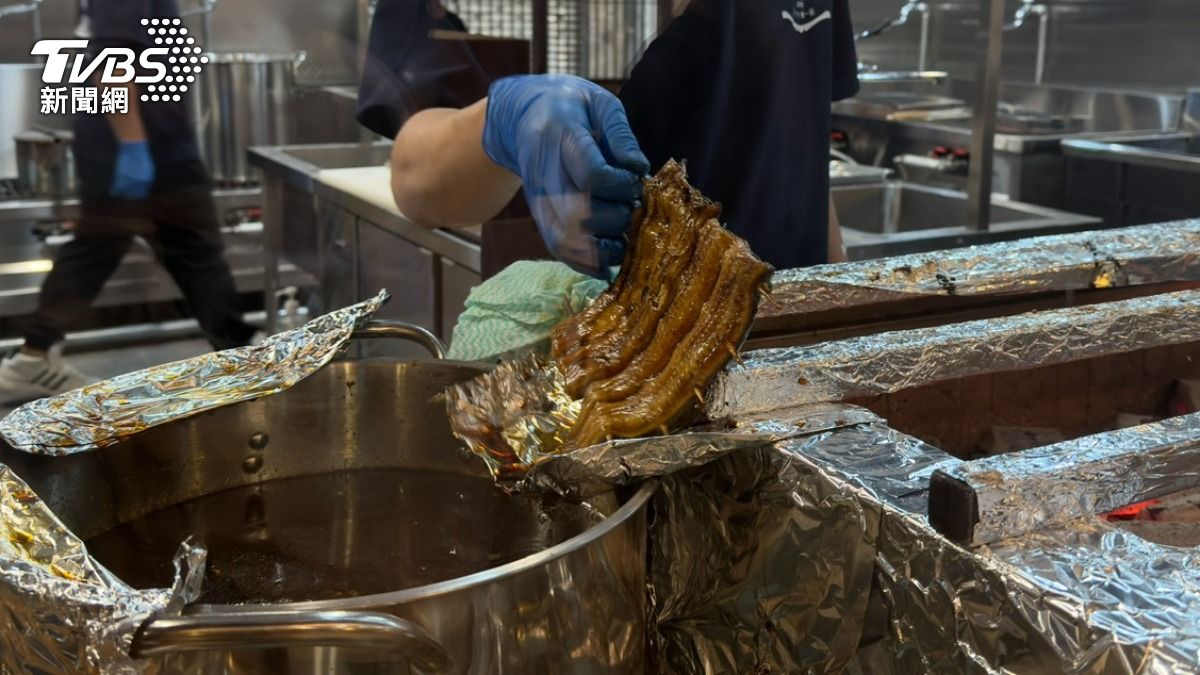直擊肥前屋鰻魚飯製作過程。(圖/陳昫蓁攝)