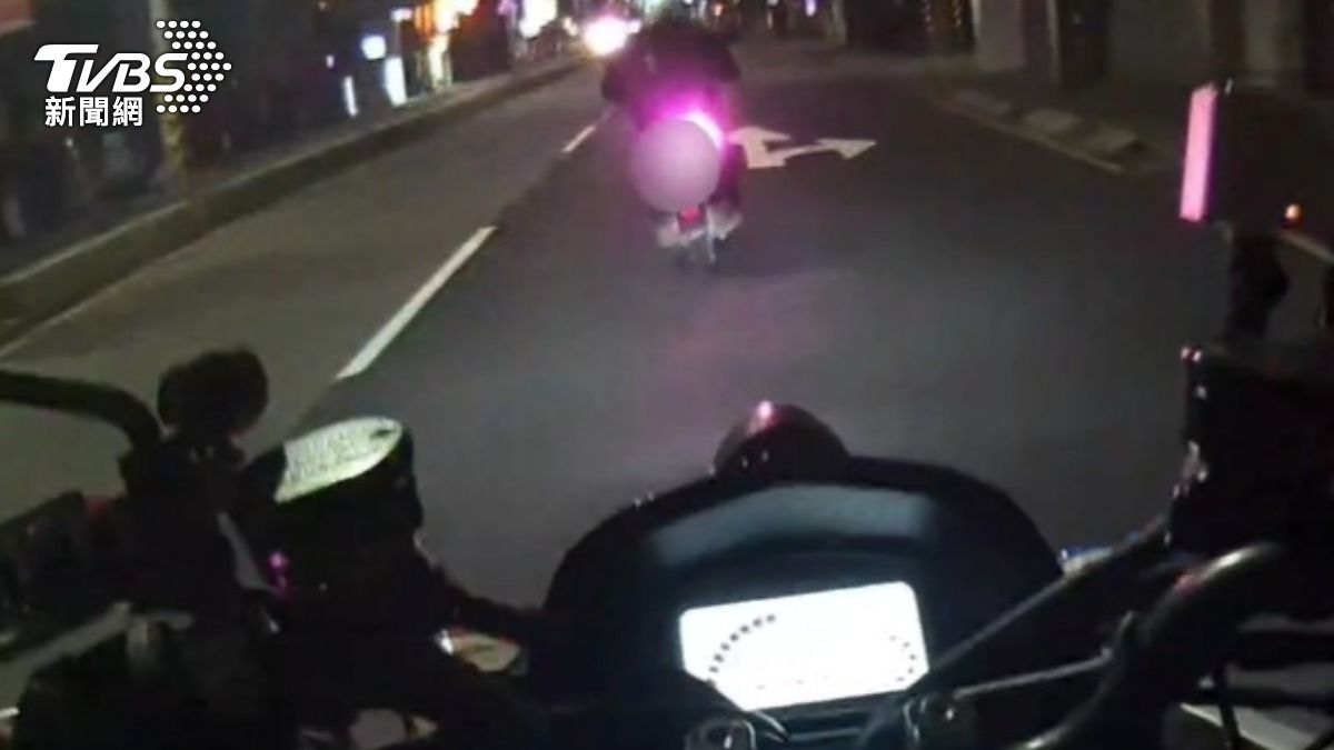 男子騎贓車在桃園市區狂飆。(圖/TVBS)