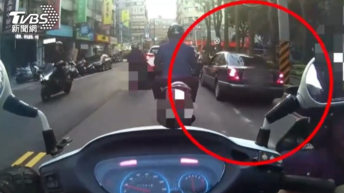 男子因違規停車遭巡邏員警盤查。(圖/TVBS)