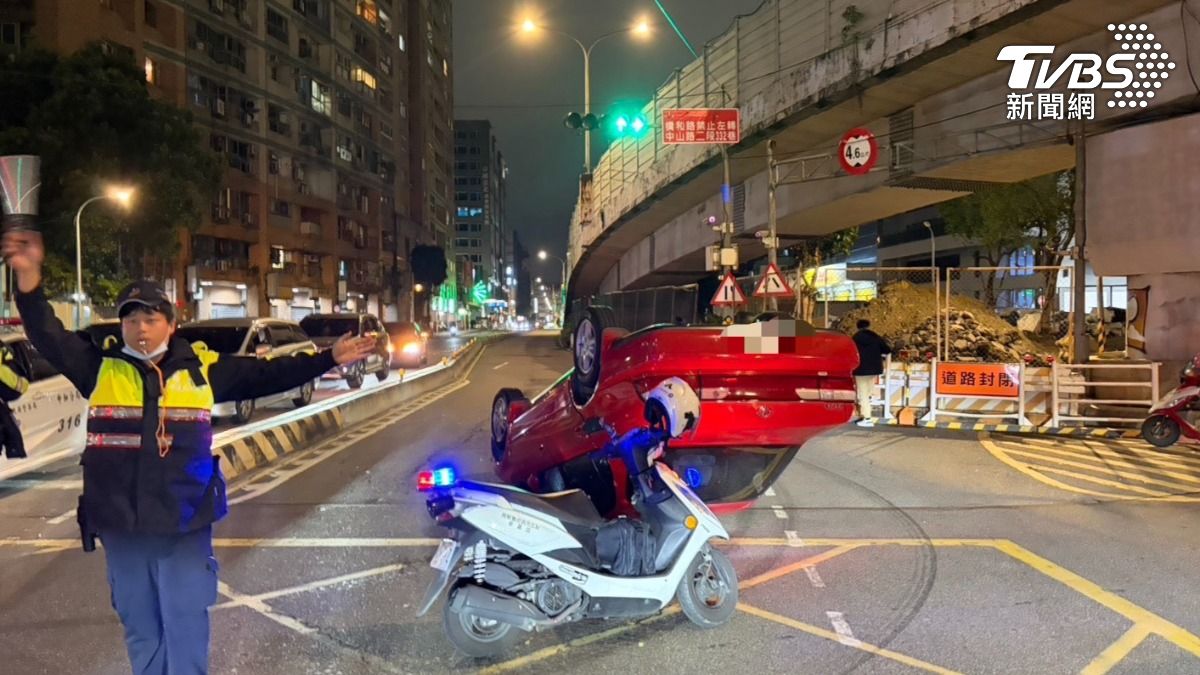有片/中和轎車「找路」撞分隔島烏龜翻 後方駕駛急停全傻了