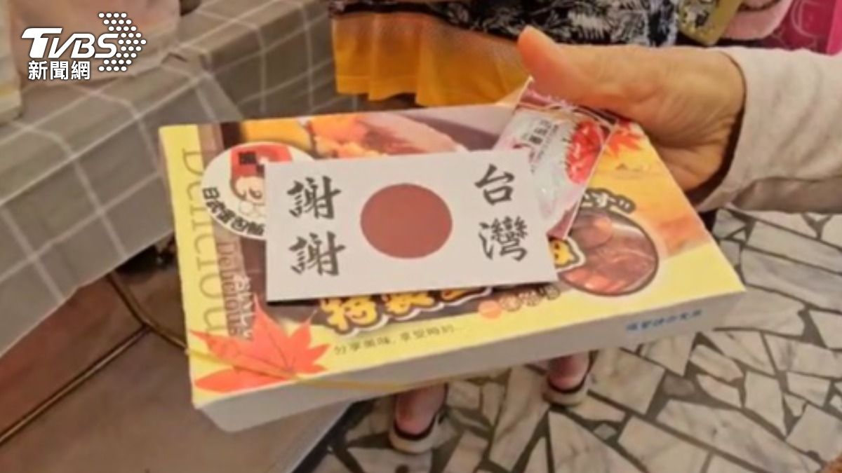 每份蛋包飯都會附上「謝謝台灣」的小卡。（圖／TVBS）