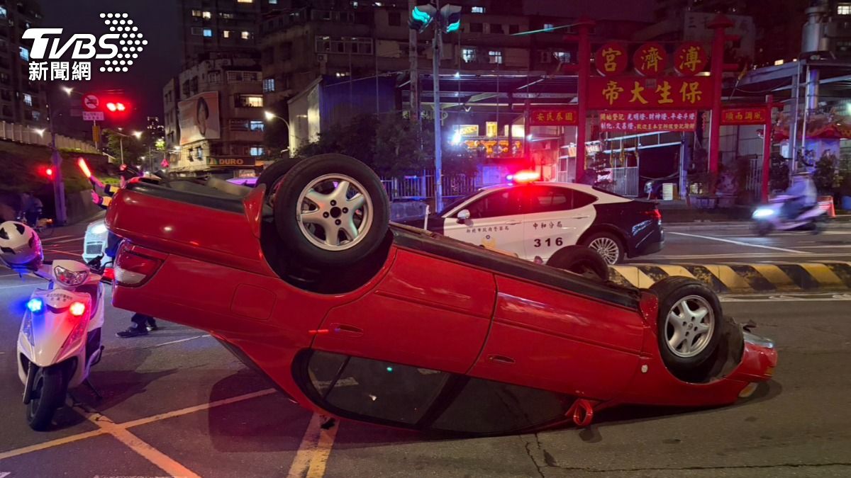 車輛當場呈現烏龜翻。(圖/TVBS)