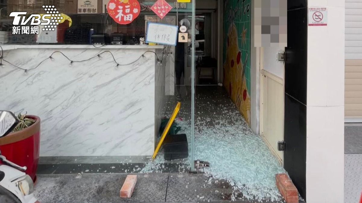 台中平頭男深夜砸義大利麵店!翻收銀機只見1元 怒搬2箱可樂