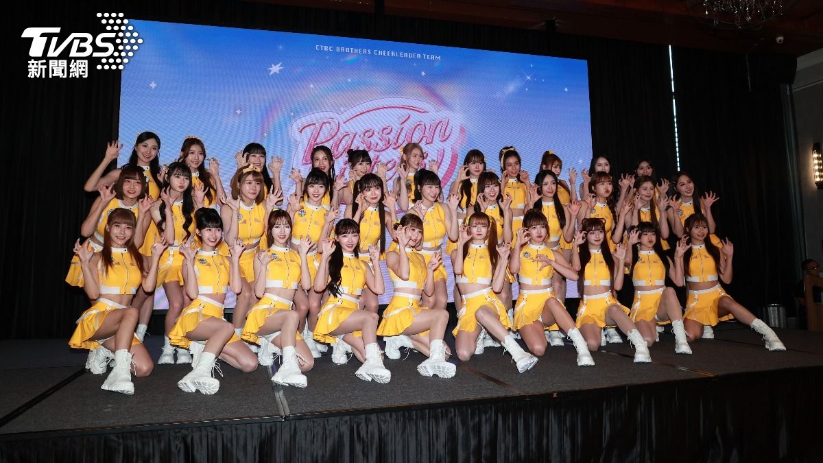 32位女孩全員到齊。(圖/趙世平攝)