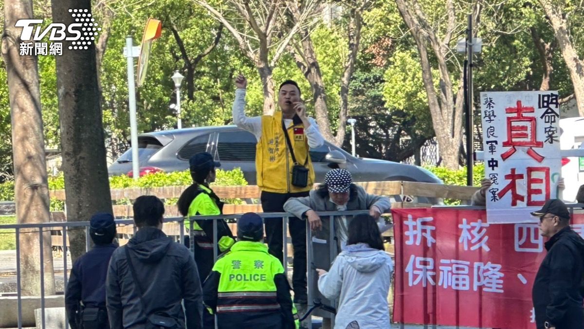 不爽卓揆自費包機赴日!游智彬衝民進黨部丟雞蛋 秒遭警架離