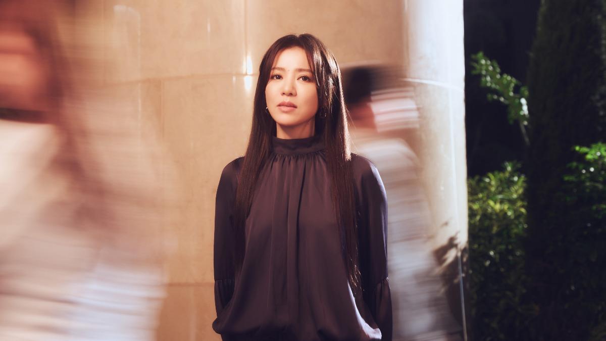 丁噹深夜拍MV,全靠涼感眼藥水提神。(圖/相信音樂提供)