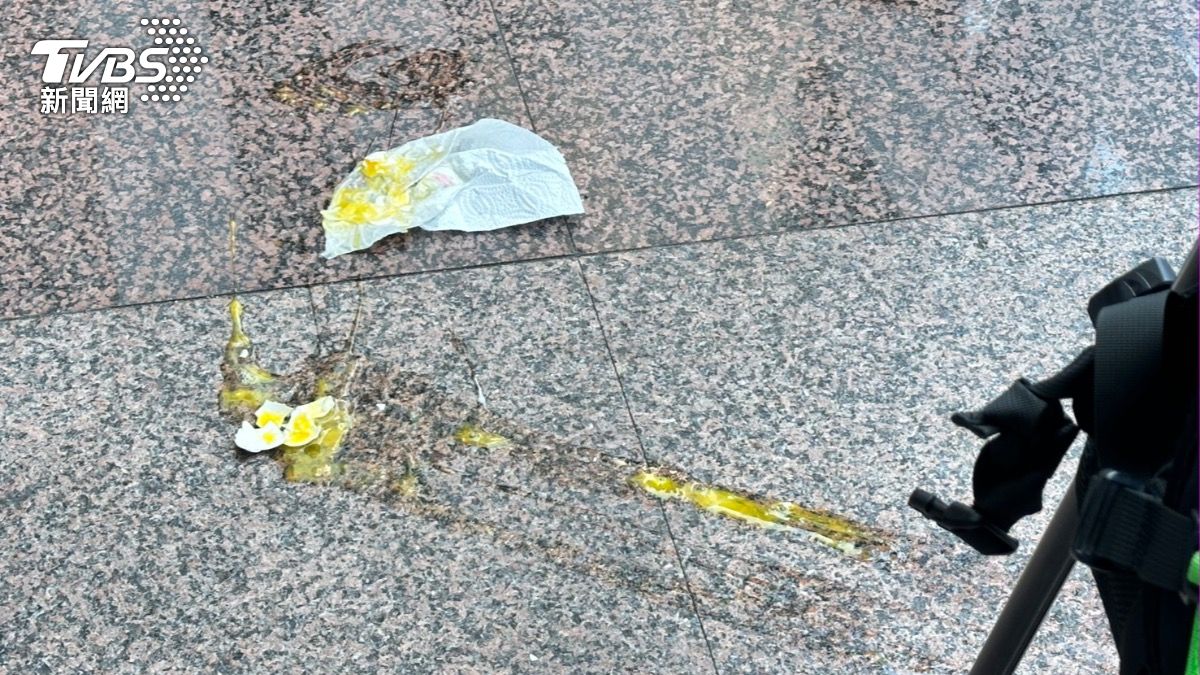 游智彬砸雞蛋險些砸到媒體。（圖／潘袁詩羽攝）