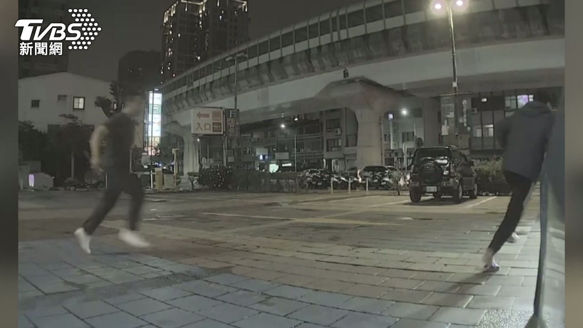 偷到特斯拉！車主剛好返回秒追捕逮人。(圖／TVBS)