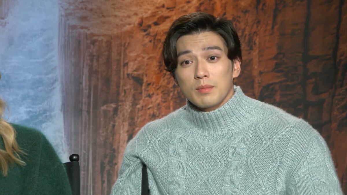 新田真劍佑透露自己常常在片場對喬巴道具示愛。(圖/Netflix提供)