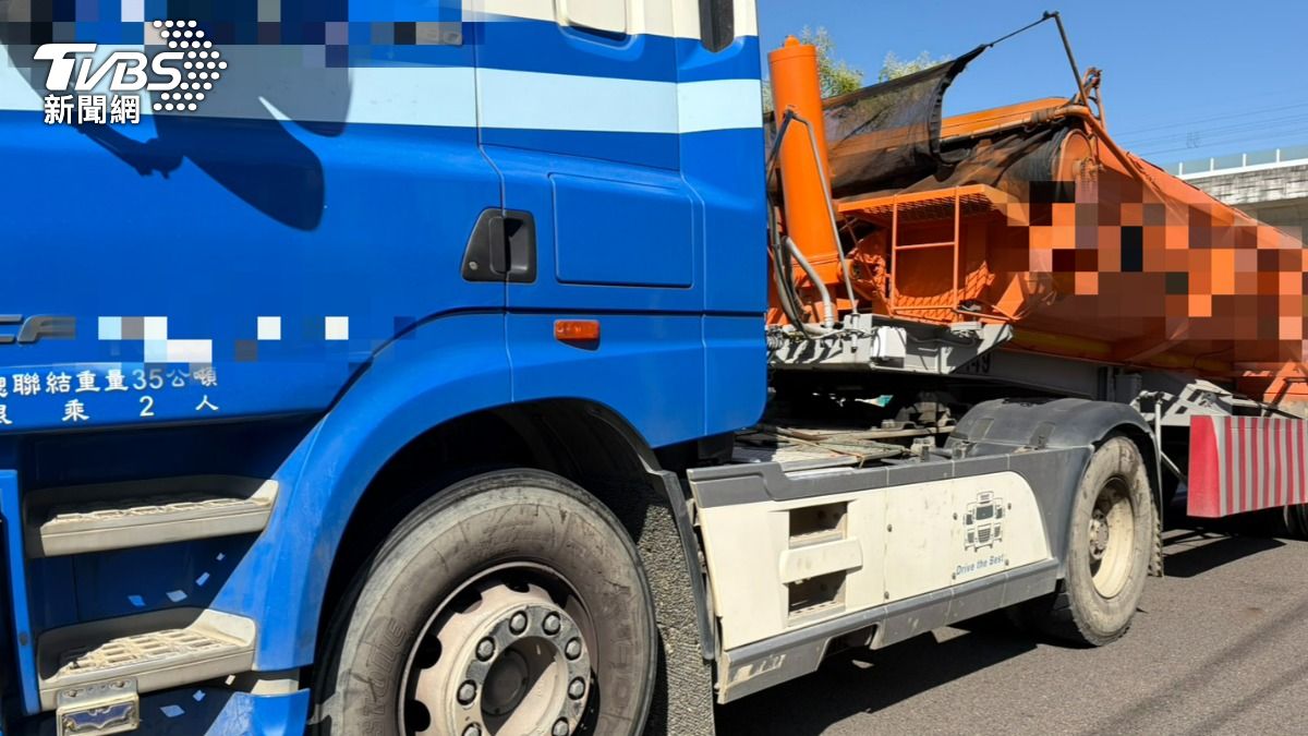 陳翁騎機車沿環中路一段右轉車道直行,遭後方右轉的聯結車撞輾。(圖/林冠丞攝)