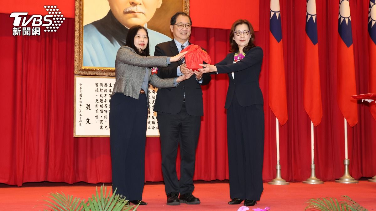 花蓮地方檢察署檢察長交接陳佳秀（左）、陳舒怡（右）。（圖／潘建樺攝）