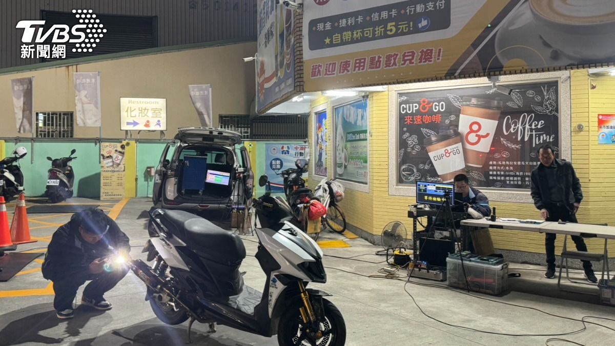 警方一晚查獲違規的25輛車。（圖／TVBS）
