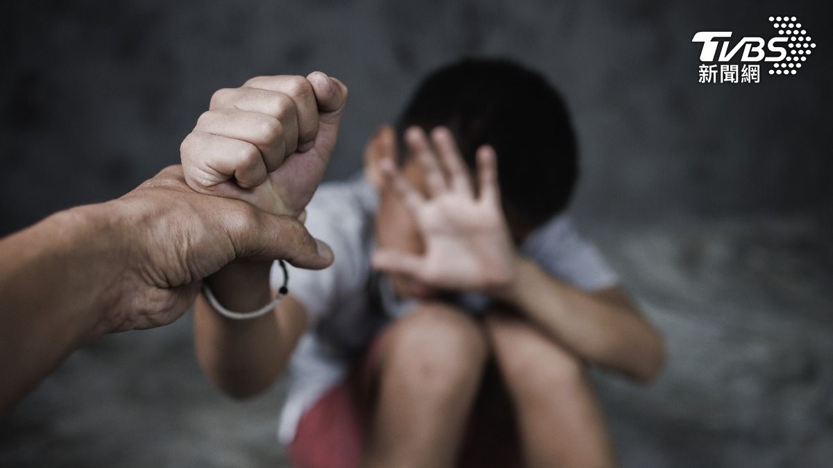 印度有名17歲男孩向警方求助,稱其全身癱瘓的55歲父親仍想結第7次婚,自己表示反對後竟然遭到對方毆打。(示意圖/達志影像shutterstock)