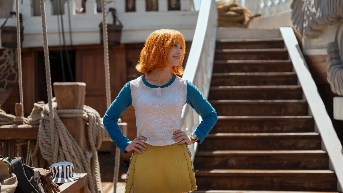 娜美有一段戲為了尊重原作,寒冬中也堅持穿迷你裙上陣。(圖/Netflix提供)