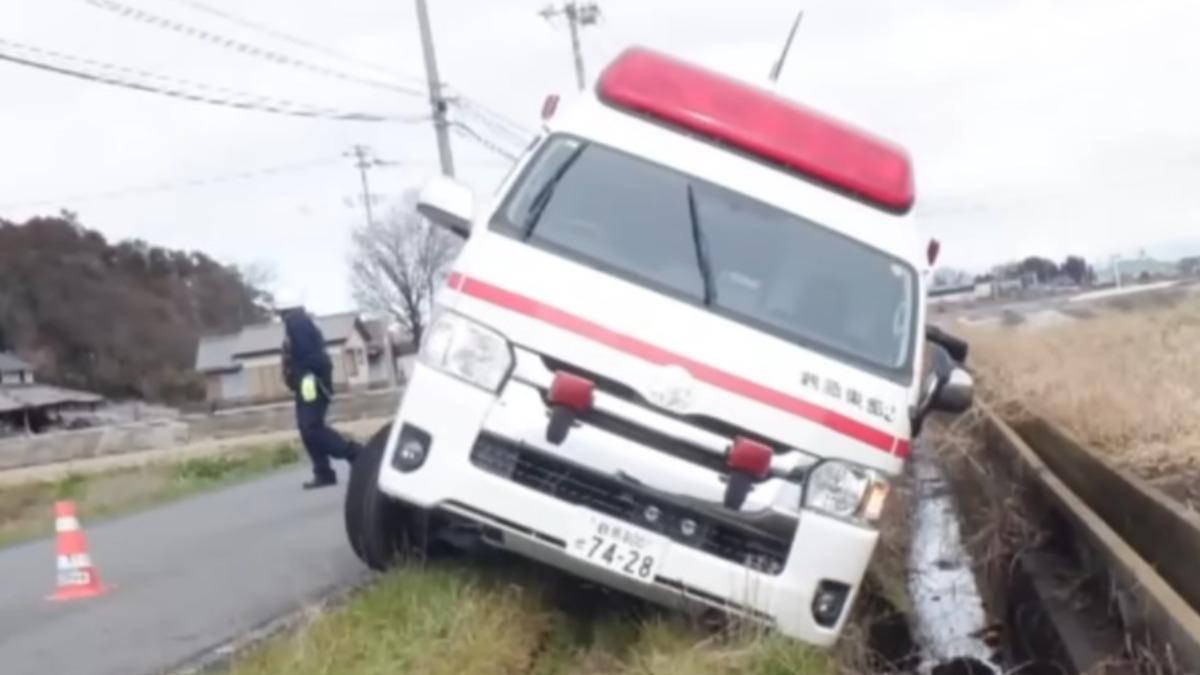 為閃對向卡車!救護車打滑卡水溝 日孕婦送醫不及流產