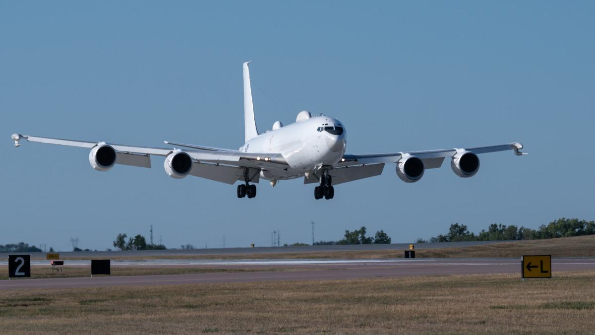 造價45億台幣的美軍「末日飛機」E6-B空中指揮機,疑似派往中東地區,若核戰發生,可在空中持續下達核打擊指令。(圖/翻攝自DVIDS)