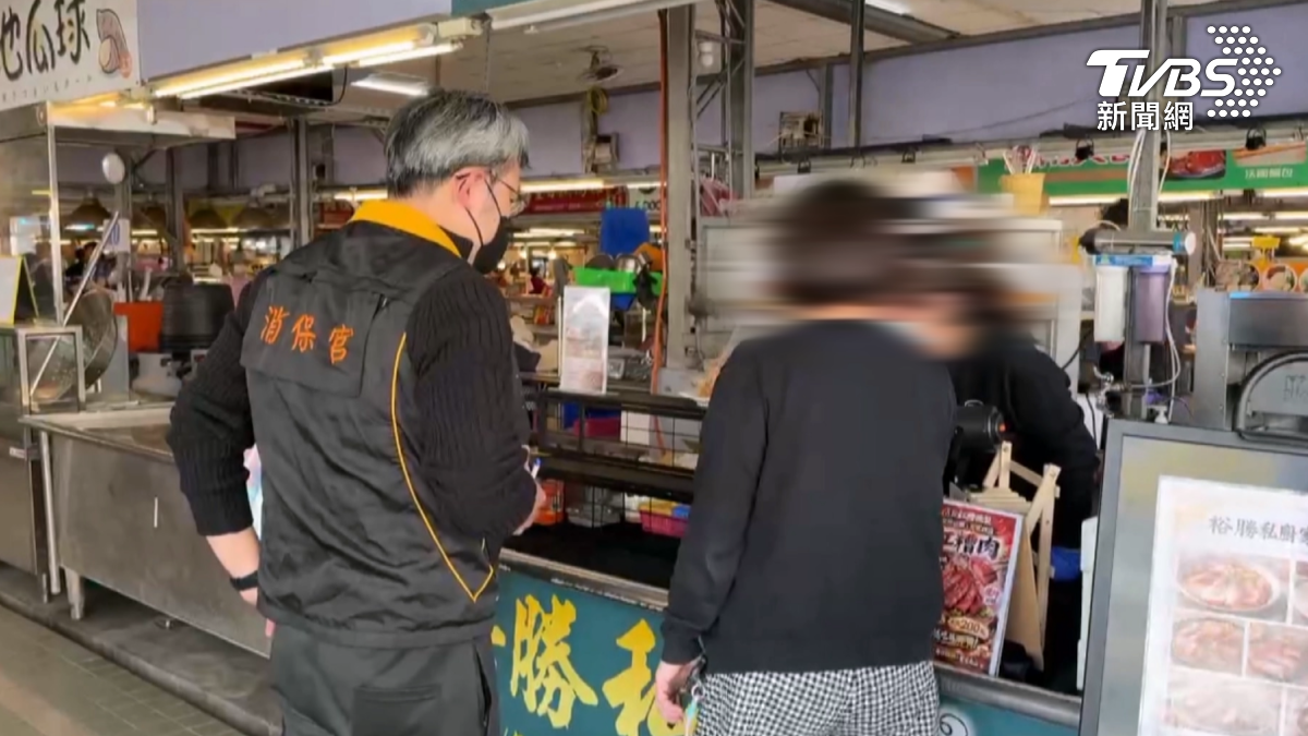 台南一間雞湯店遭消費者投訴湯內出現整張衛生紙,衛生局人員和消保官都到場釐清。(圖/TVBS)