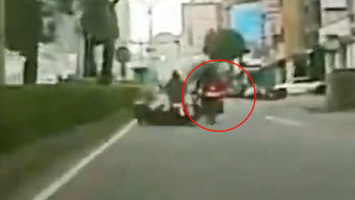 一輛紅牌重機企圖從右側超車時,不慎擦撞一旁機車,重機騎士卻加速逃離現場。(圖/翻攝_社會事新聞影音)