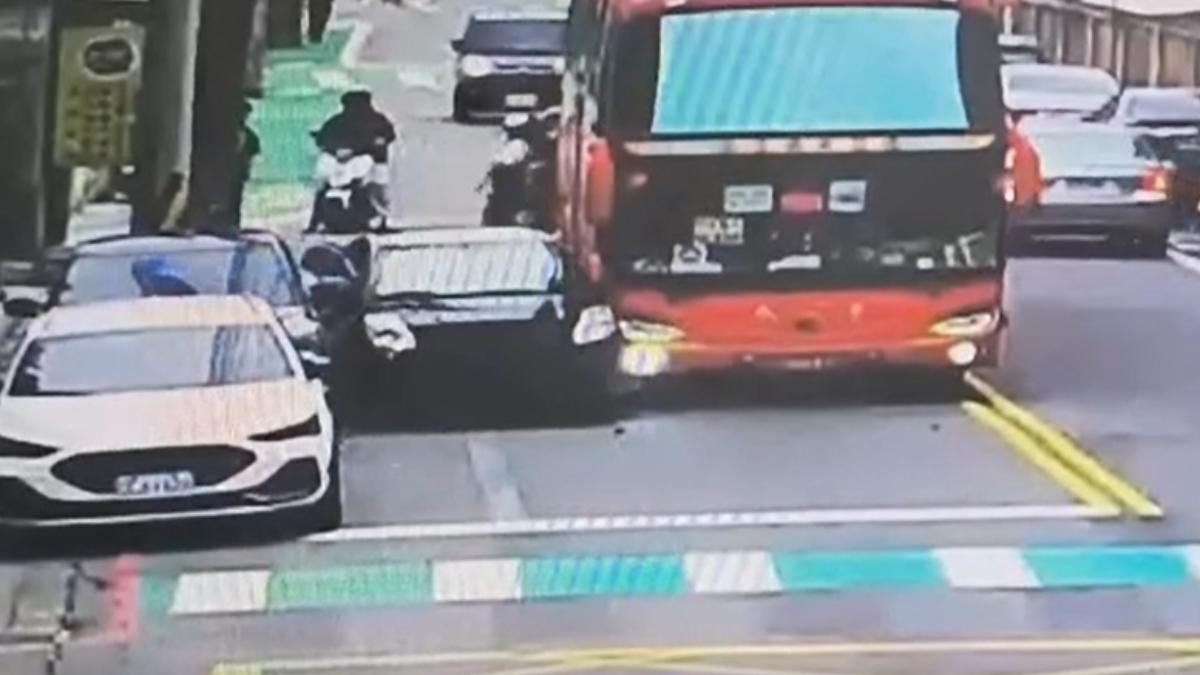 黑色轎車「硬擠」擦撞遊覽車,肇事駕駛竟直接落跑。(圖/熱心民眾提供)