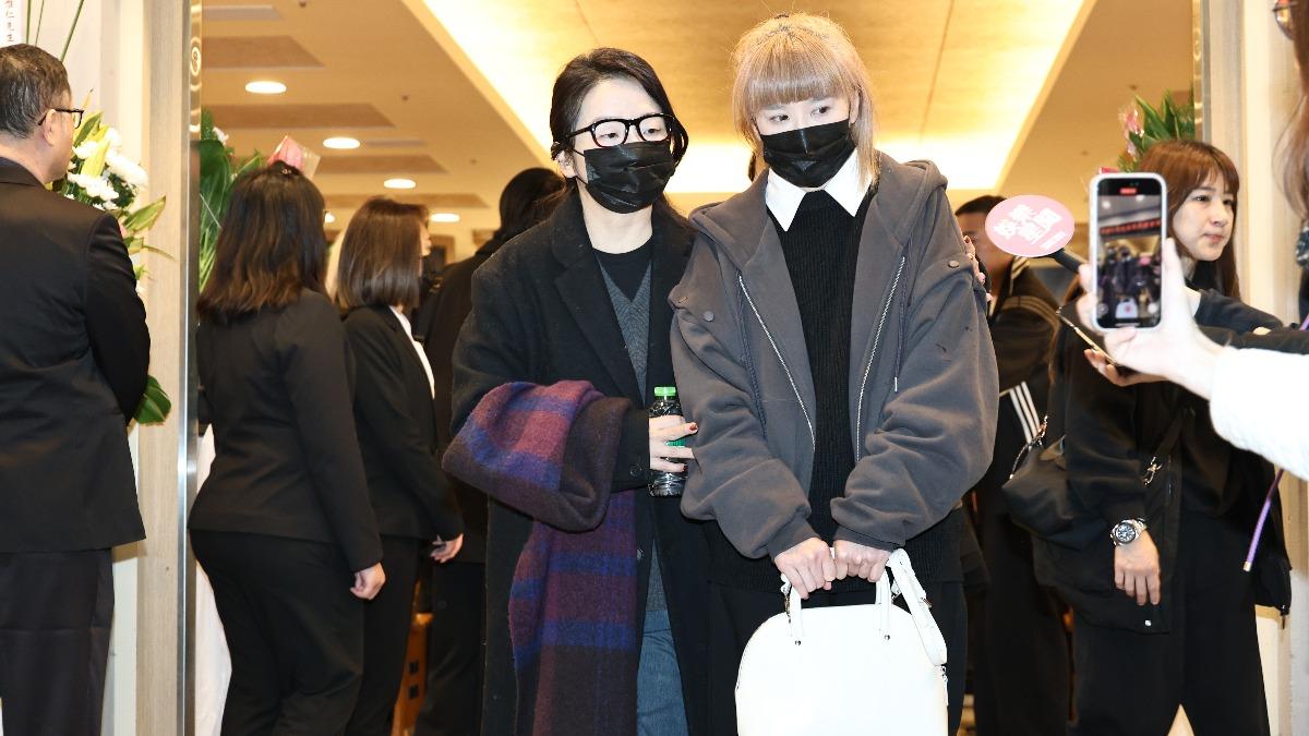 陸元琪(右)穿搭十分年輕,看不出已55歲。(圖/張哲鳴攝)