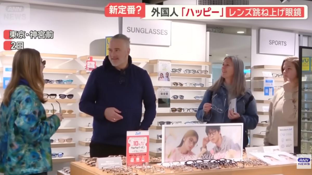 許多歐美遊客湧入日本眼鏡行配眼鏡。（圖／翻攝自朝日電視台）