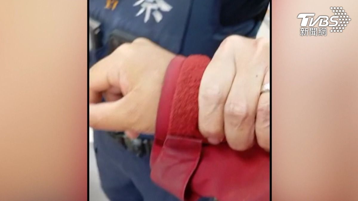 高雄一名林姓男子因違反保護令規定,未與被害者保持100公尺距離,員警獲報前往驅離時,雙方一度發生拉扯。(圖/TVBS)