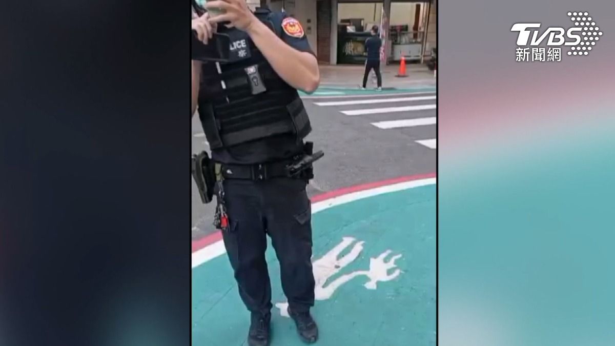 他控訴警方處理方式太誇張,導致他的手整個受傷。(圖/TVBS)