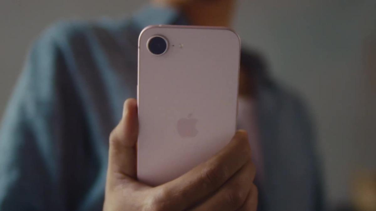 最新上市的iPhone 17e,主打輕巧和高性價比。(圖/翻攝 Apple YT)