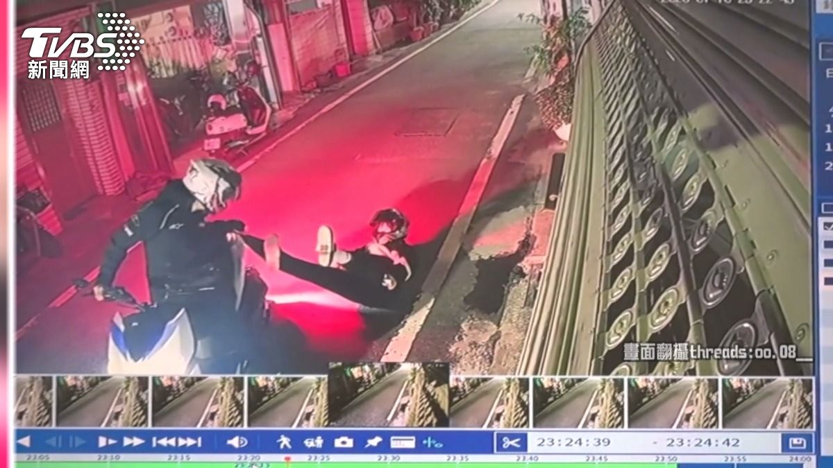 機車「分離式扶手」藏危機!寬褲一勾秒跌倒 機車行教1招自保。(圖/TVBS)