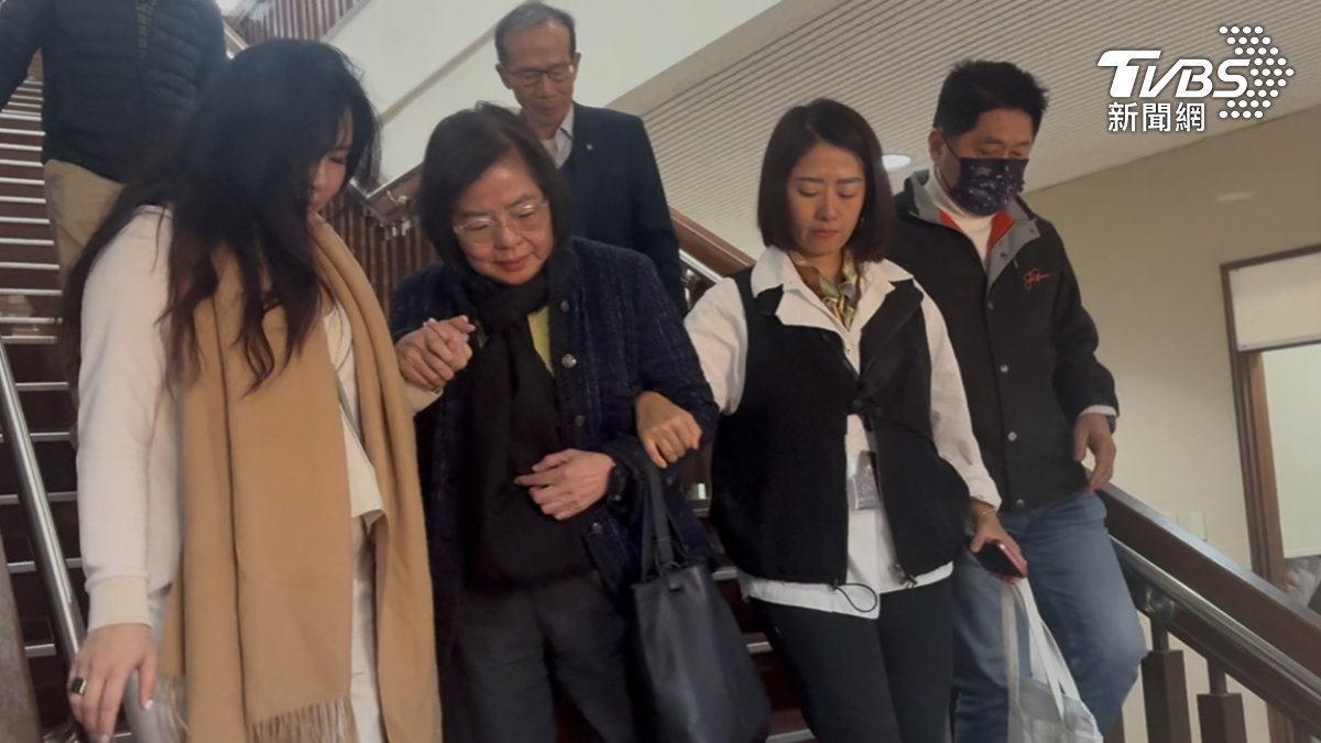 國民黨前台北市黨部主委黃呂錦茹庭後步出法院。（圖／潘千詩攝）